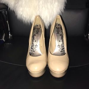 Glossy beige High heels